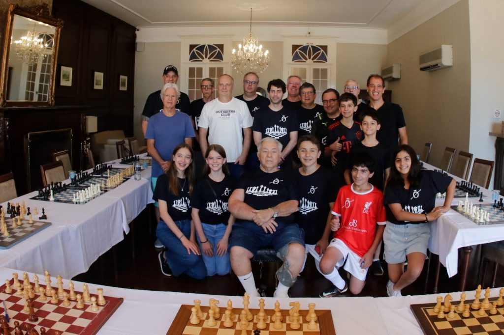 Campeão brasileiro de xadrez participa de partida simultânea