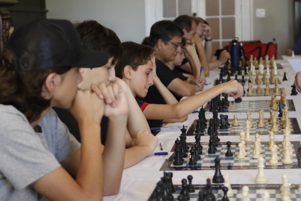 Estudantes participam de simultânea com grande mestre do xadrez